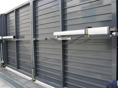 Puerta de Garaje Automática o Manual - Cerraluz, Cerrajería Metálica y  Carpintería de Aluminio